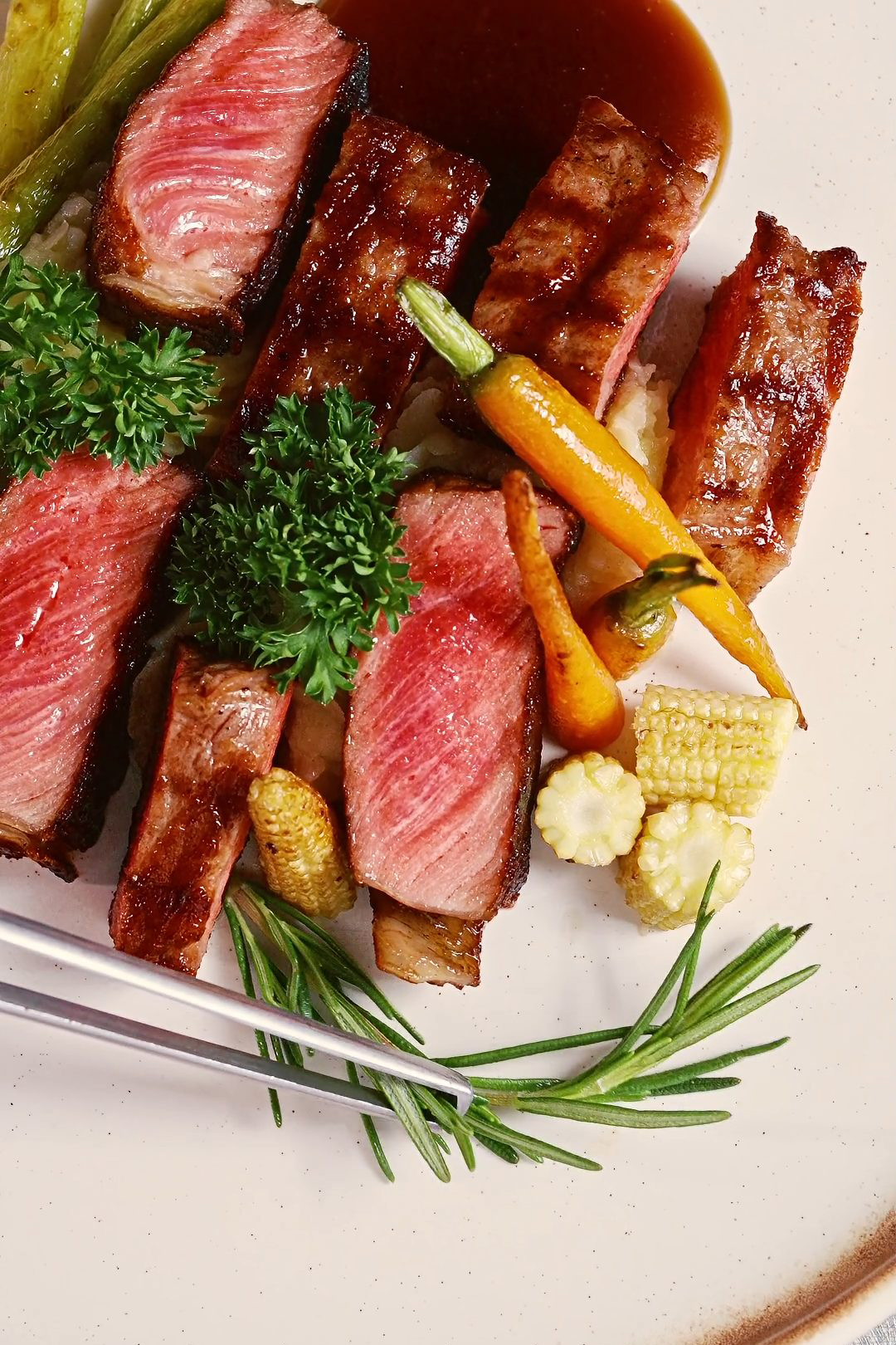 Beefsteak Striploin Hokube áp chảo sốt BBQ