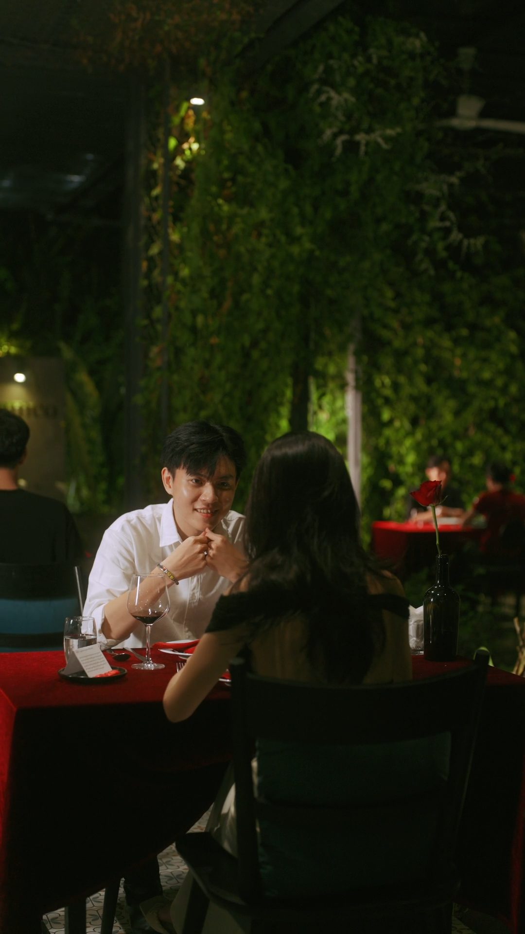 Cặp đôi dùng bữa trong khu vườn đêm