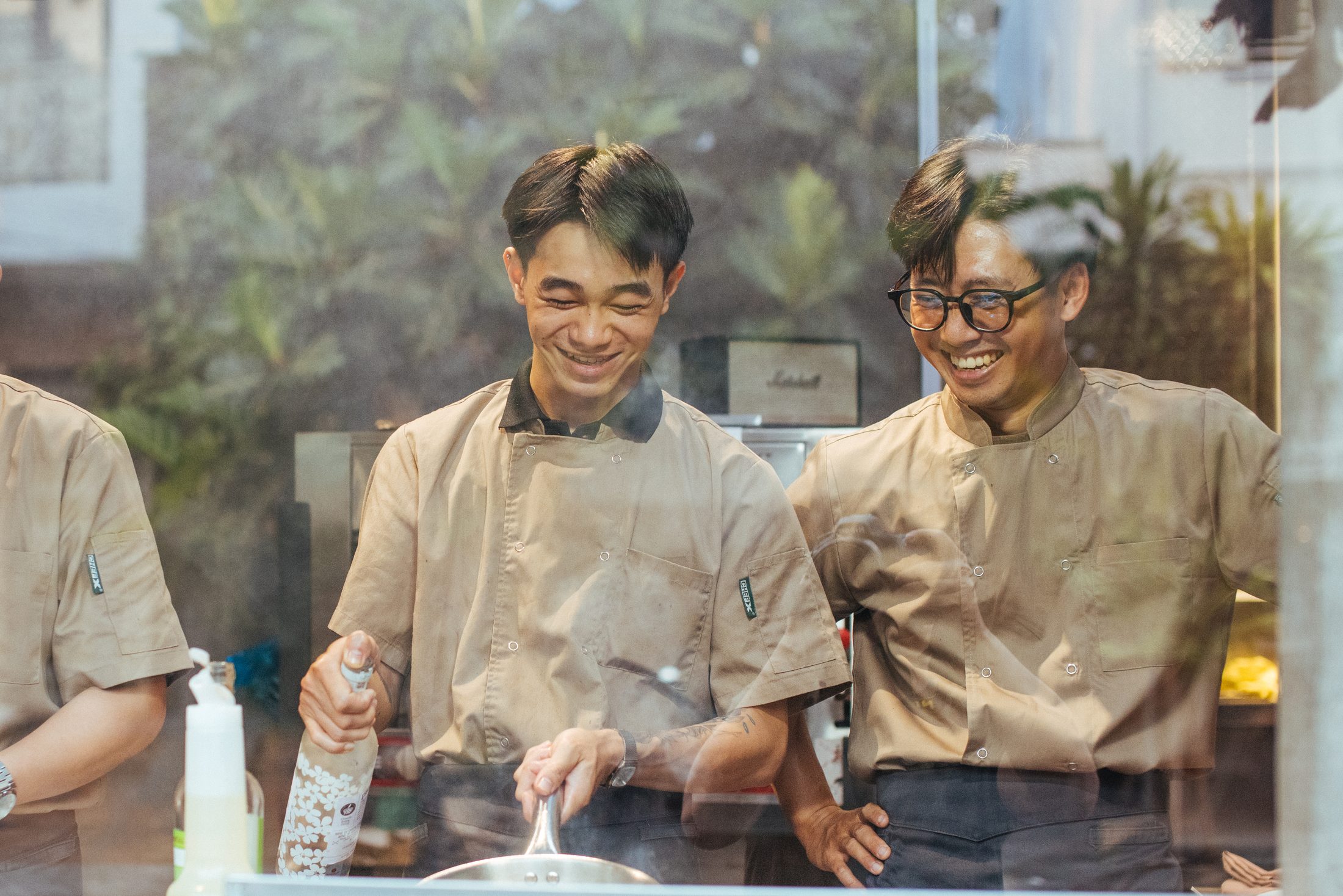 Đội bếp Thị sau khung kính bếp mở