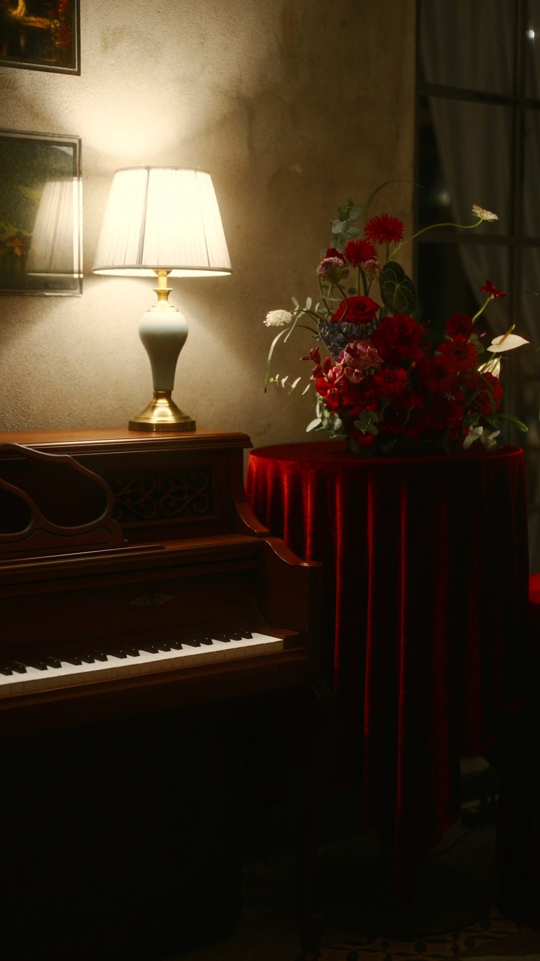 Góc piano và nhung đỏ dưới ánh đèn ấm tại Thị